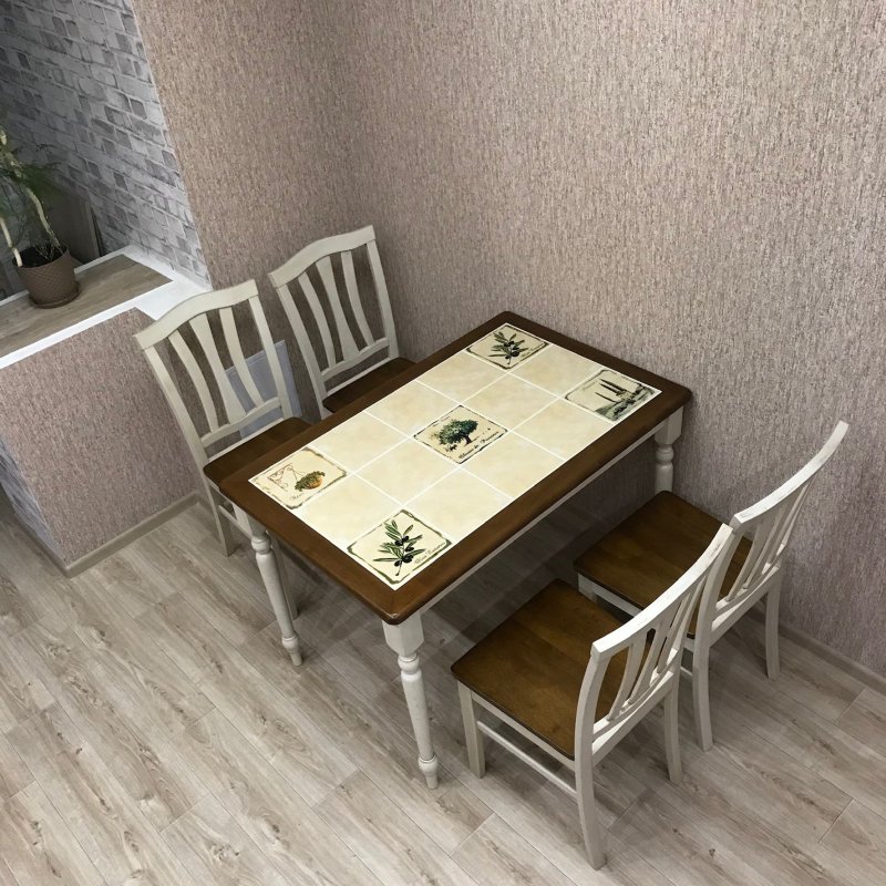 Стол с плиткой керамической