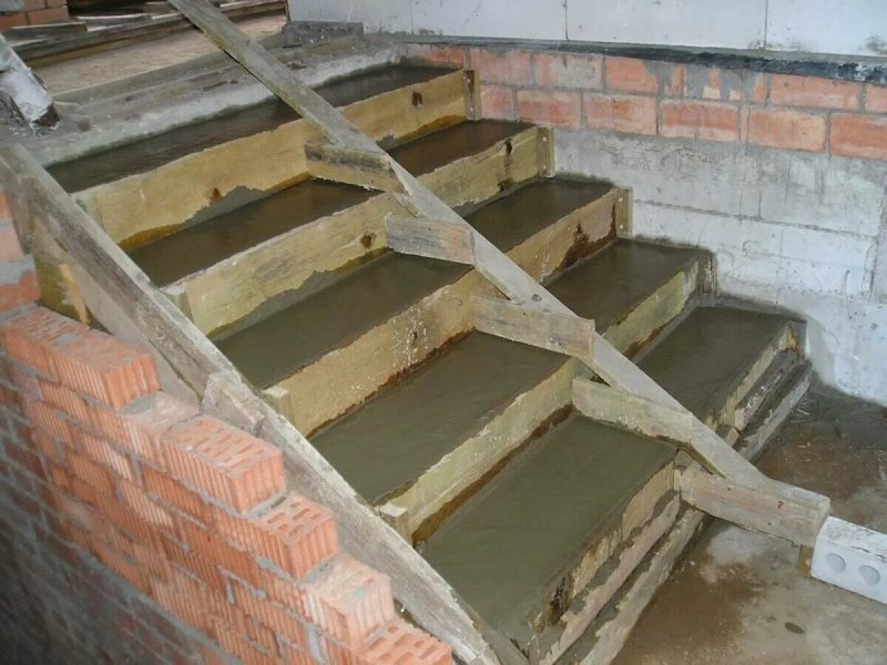 Заливка лестницы из бетона