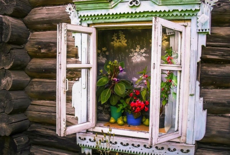 Окна в деревенском доме