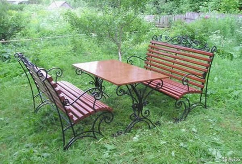 Кованый стол и скамейки для сада