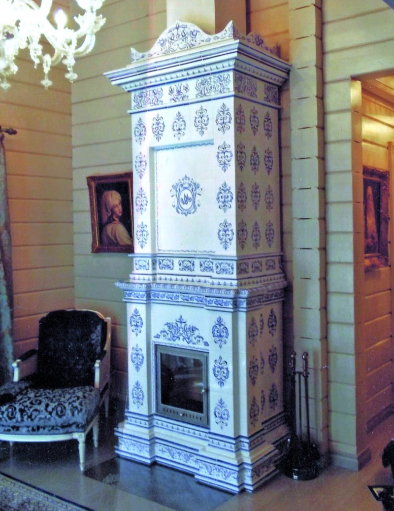 Печь голландка с изразцами гжель