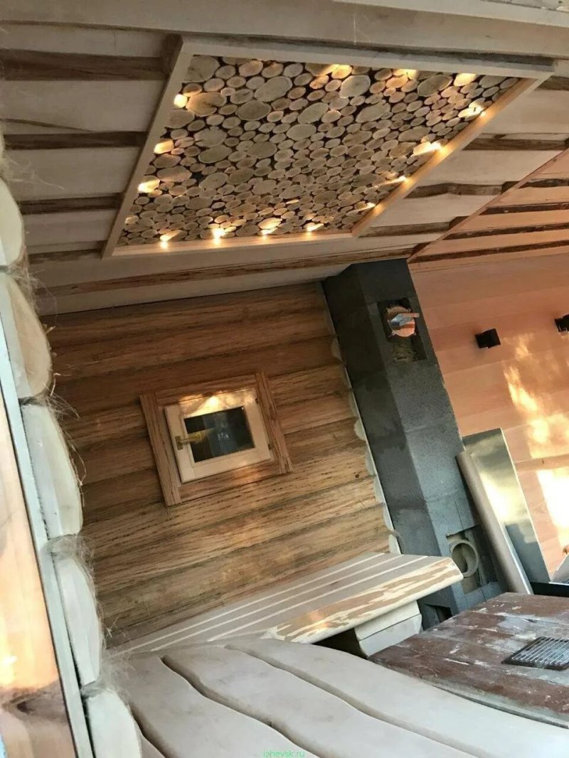 Потолок из необрезной доски в деревянном доме