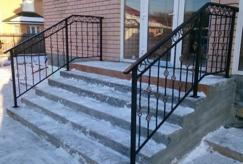 Перила для лестницы из металла в частном доме крыльцо
