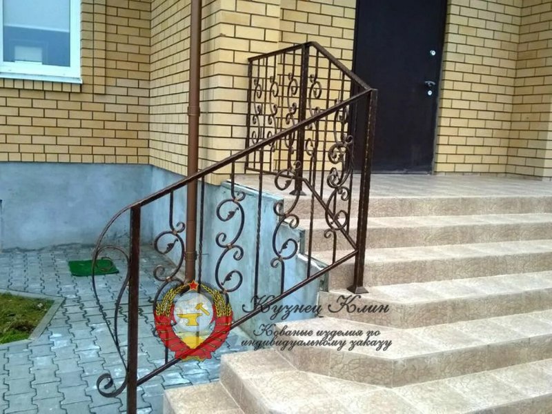 Металлические перила для крыльца