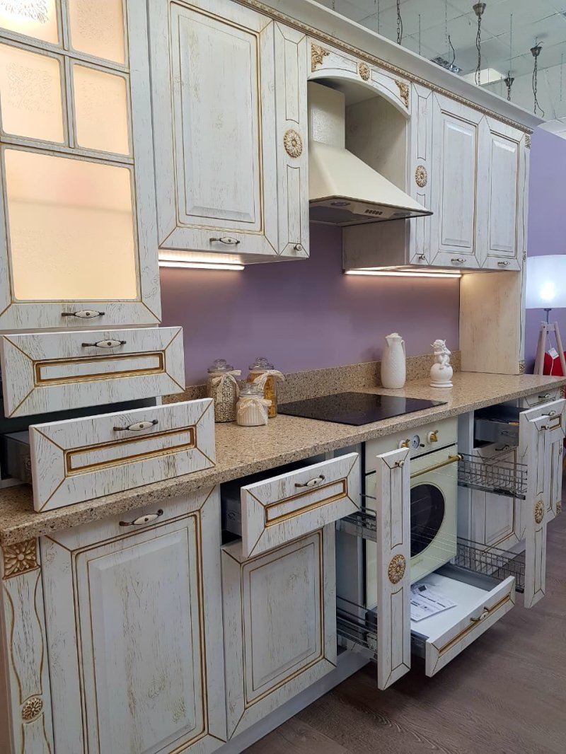 Кухня классика светлая с патиной
