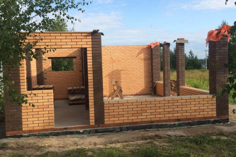 Беседка с кирпичными столбами
