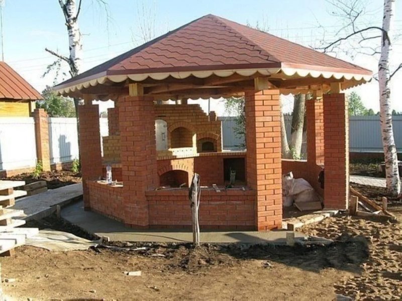 Восьмигранная беседка с мангалом из кирпича