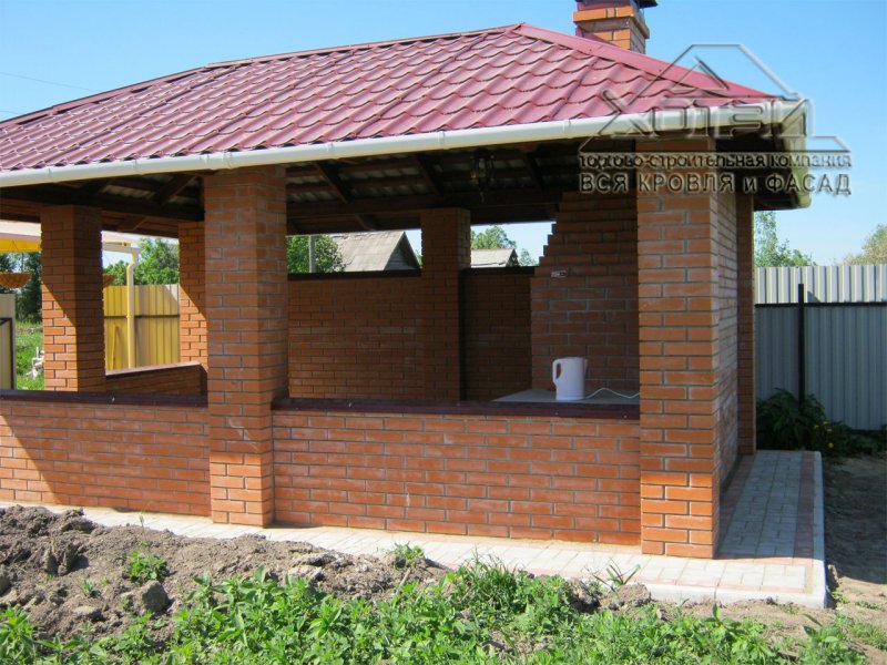 Беседка с кирпичными столбами