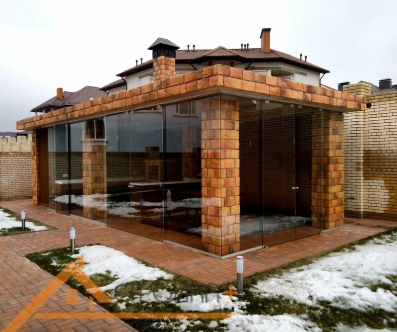Беседка кирпичная застекленная