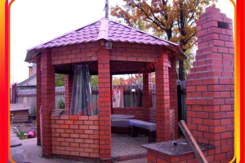 Восьмигранная беседка с мангалом из кирпича