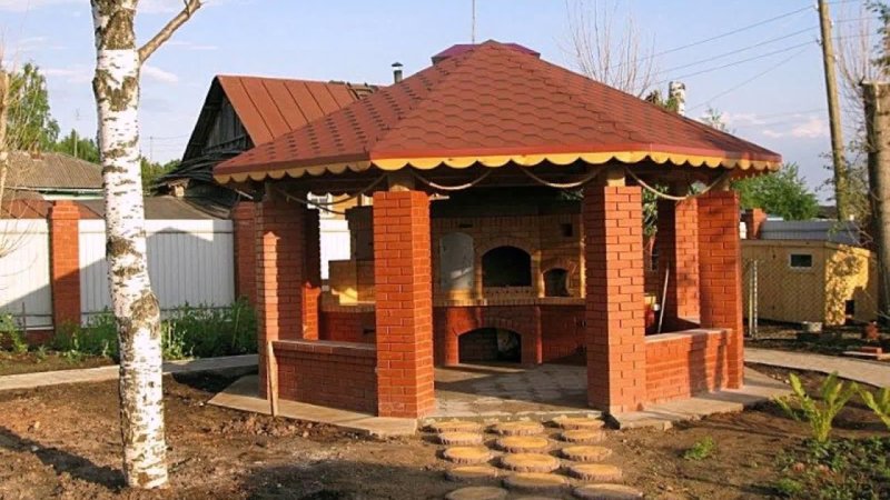 Восьмигранная беседка с мангалом из кирпича