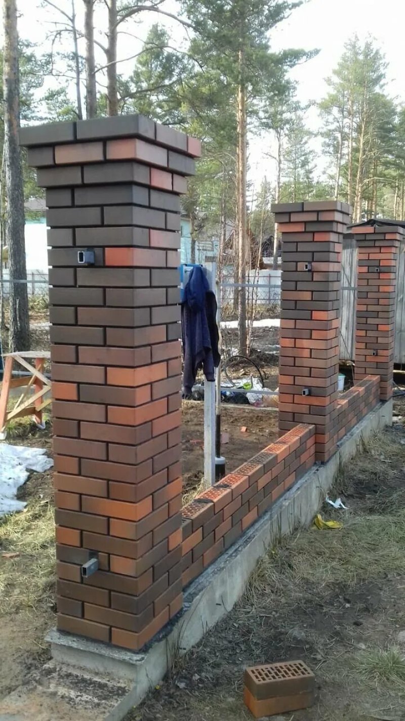 Столб из кирпича для забора