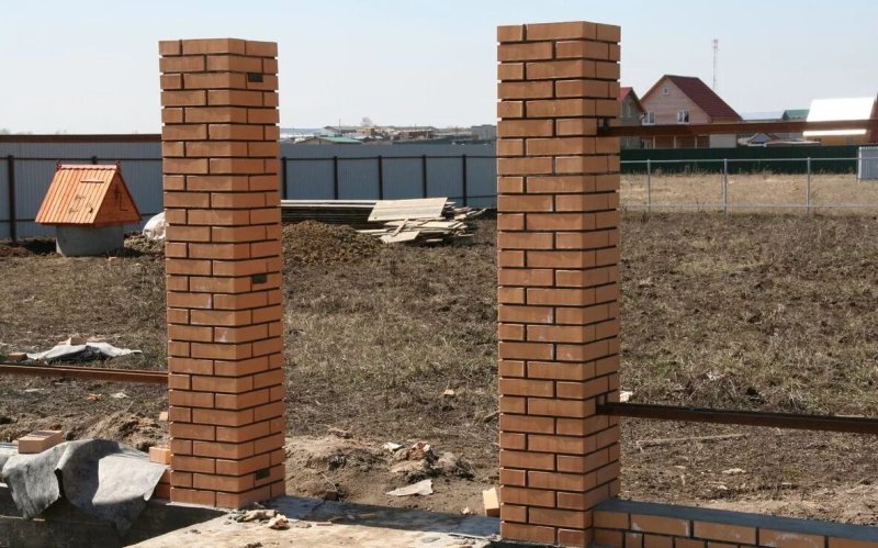 Кирпичные столбы для забора