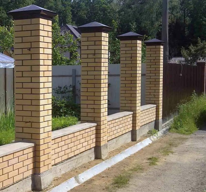 Кирпичные столбы для забора