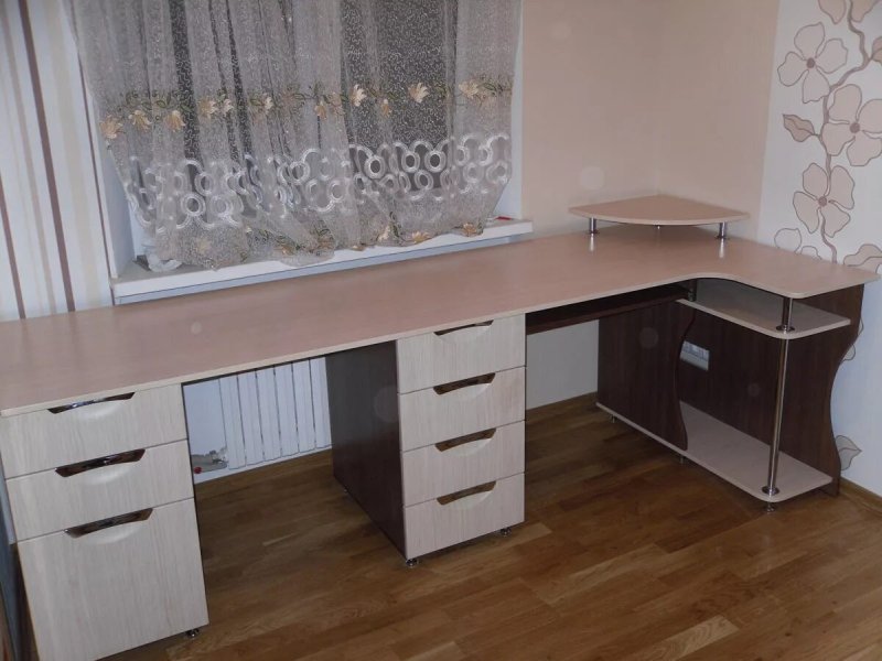 Угловой письменный стол для двоих детей
