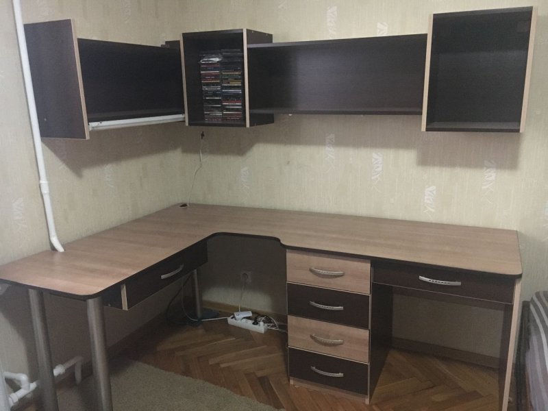 Угловой компьютерный стол с полками