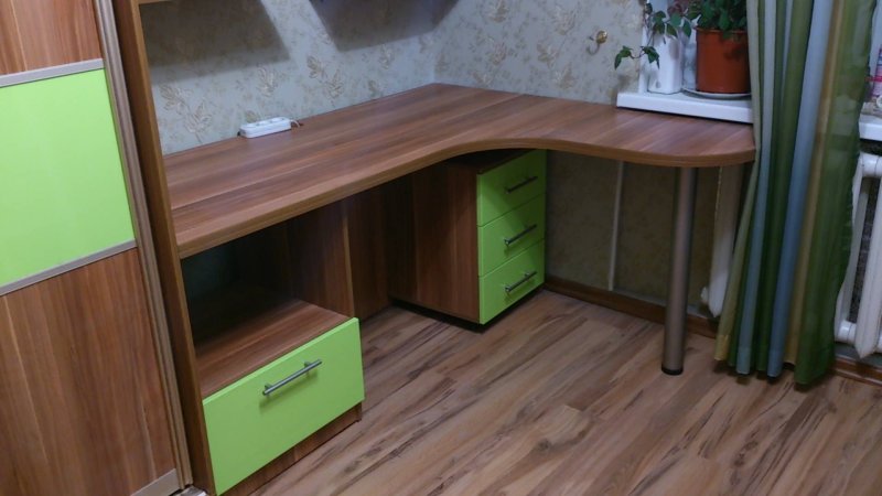 Угловой стол для двоих детей