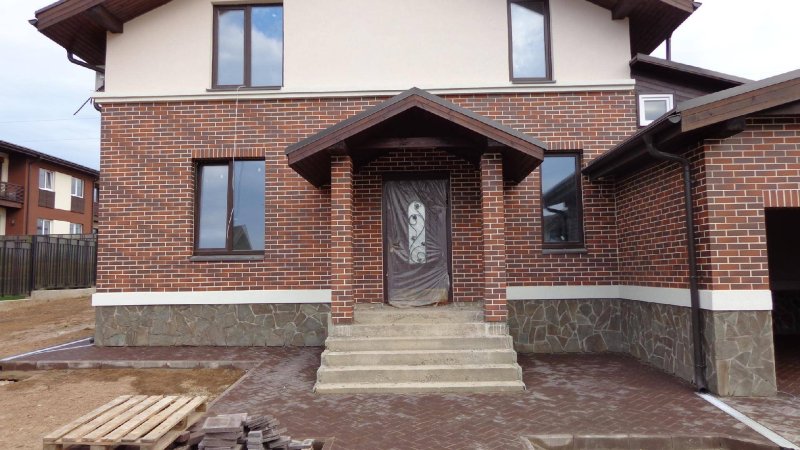 Фасад из кирпича