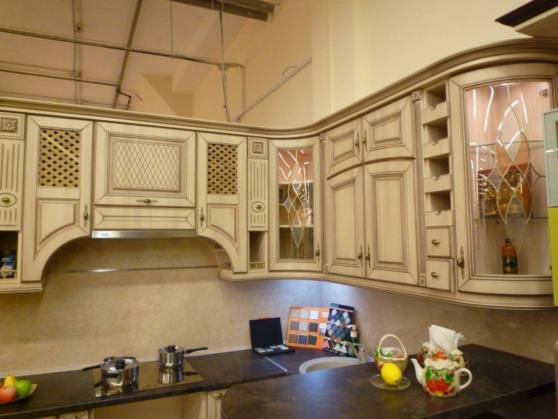 Кухни классические светлые с патиной
