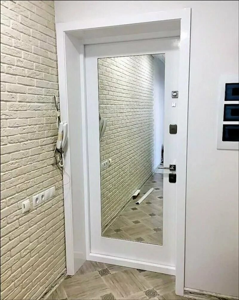 Зеркало на входной двери