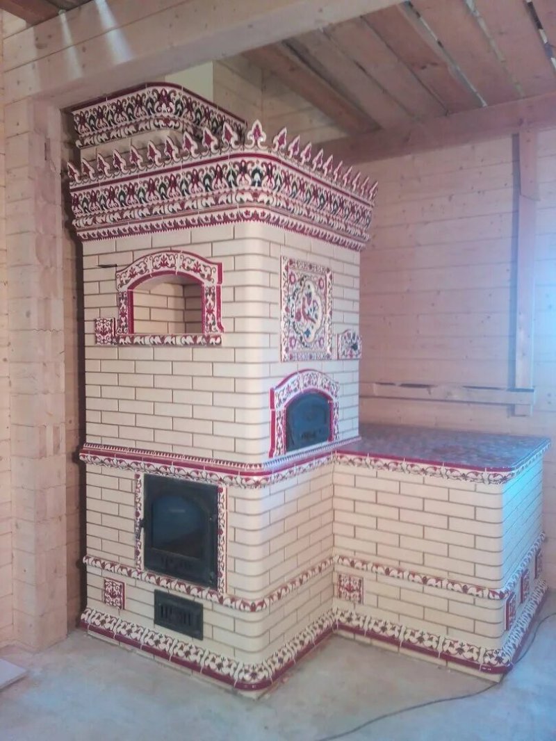Русская печь с изразцами с лежанкой