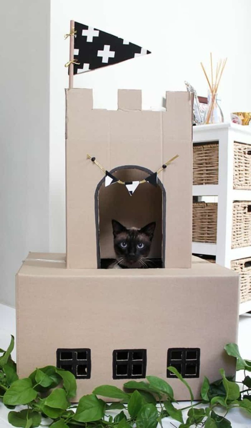 Домик для кота из картонной коробки