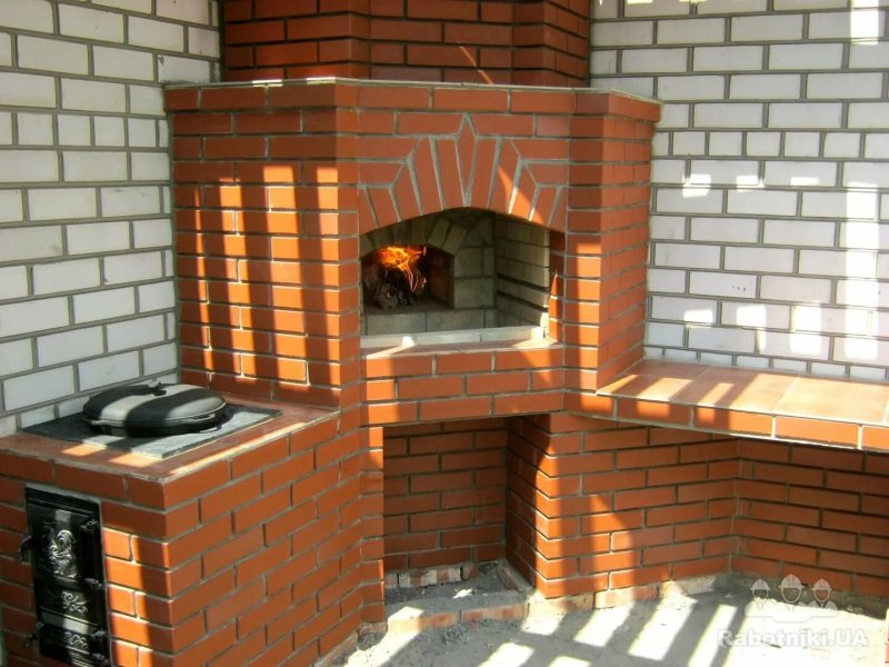 Угловая барбекю из кирпича