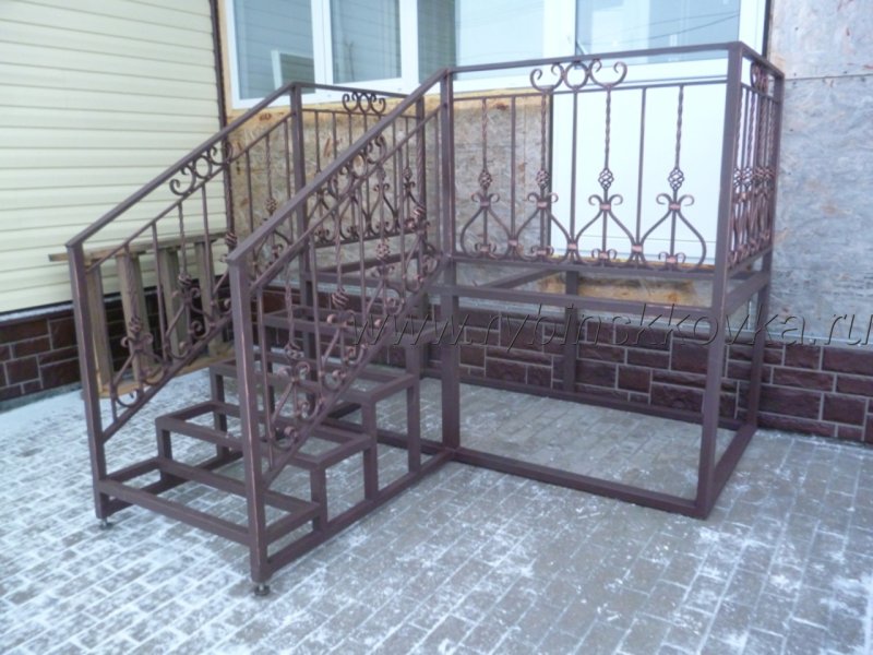 Металлическая лестница для крыльца