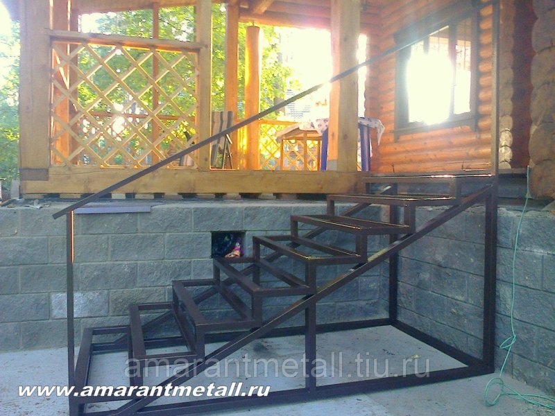 Металлическая лестница для крыльца
