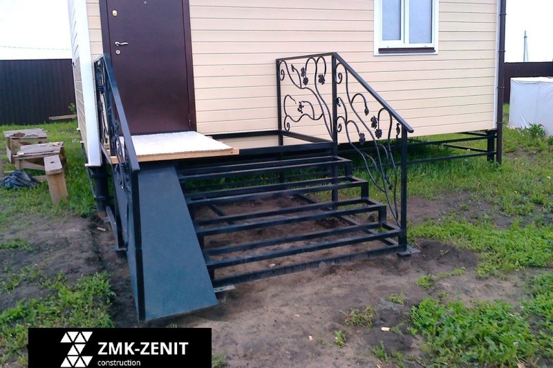 Металлическая лестница для крыльца