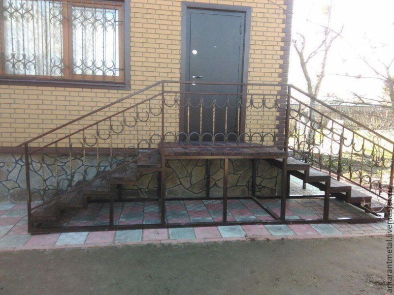 Металлическая лестница для крыльца