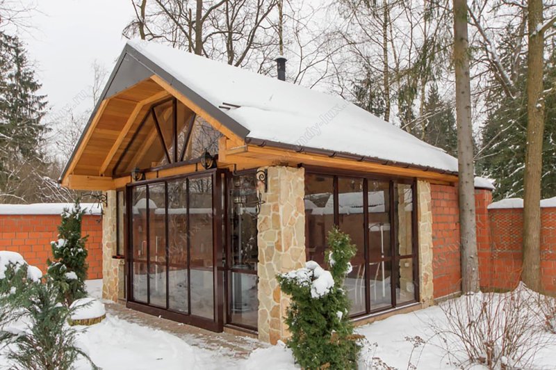 Застекленная беседка с барбекю