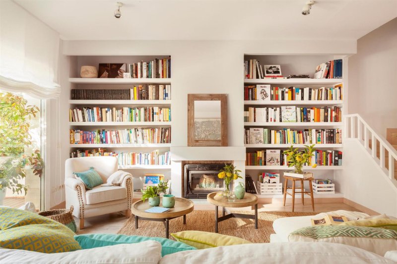 Книжные полки в интерьере гостиной