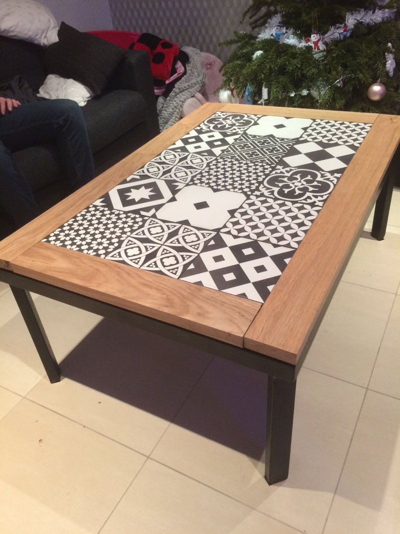 Стол из керамической плитки