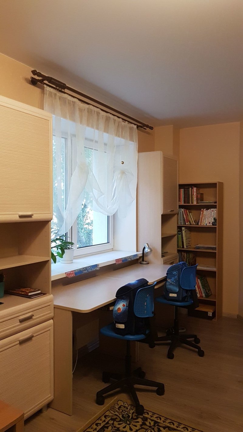 Стол вдоль окна в детской