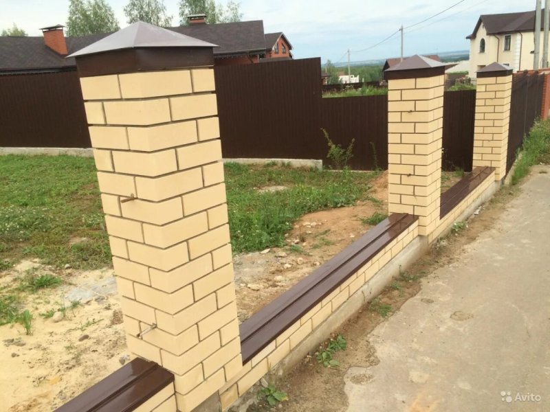 Столб из кирпича для забора