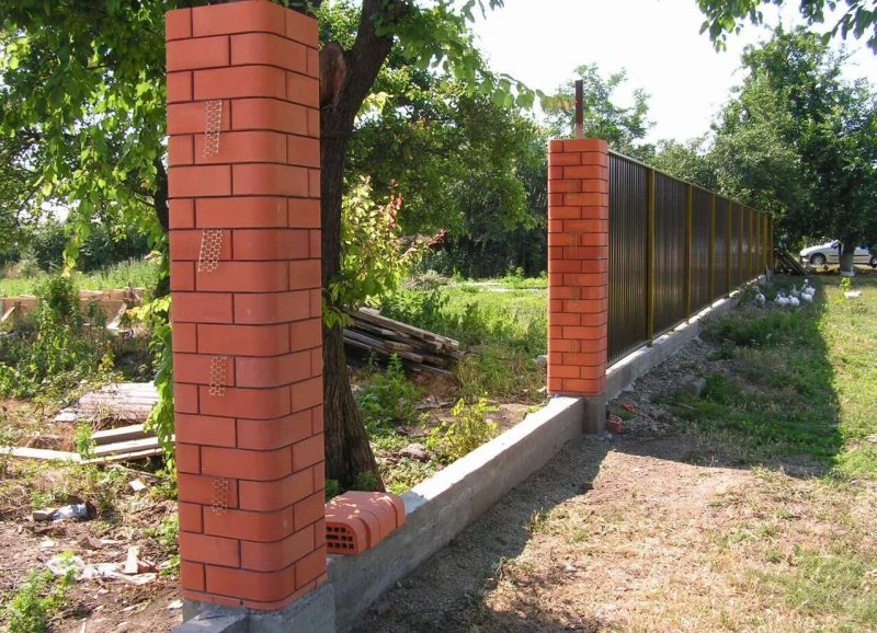 Столб из кирпича для забора