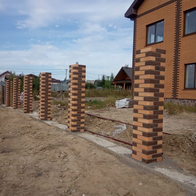 Кирпичный забор в полкирпича