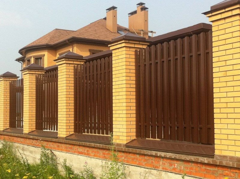 Забор с евроштакетника с кирпичными столбами