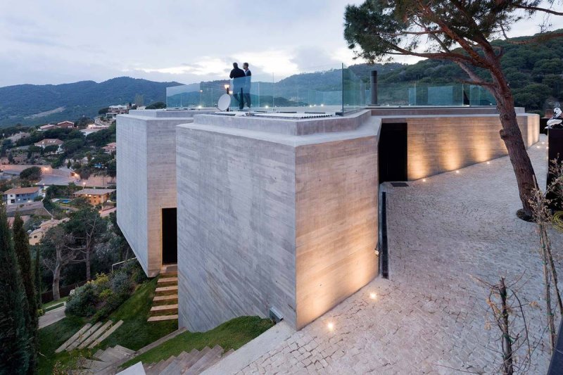 Concrete house by luciano kruk