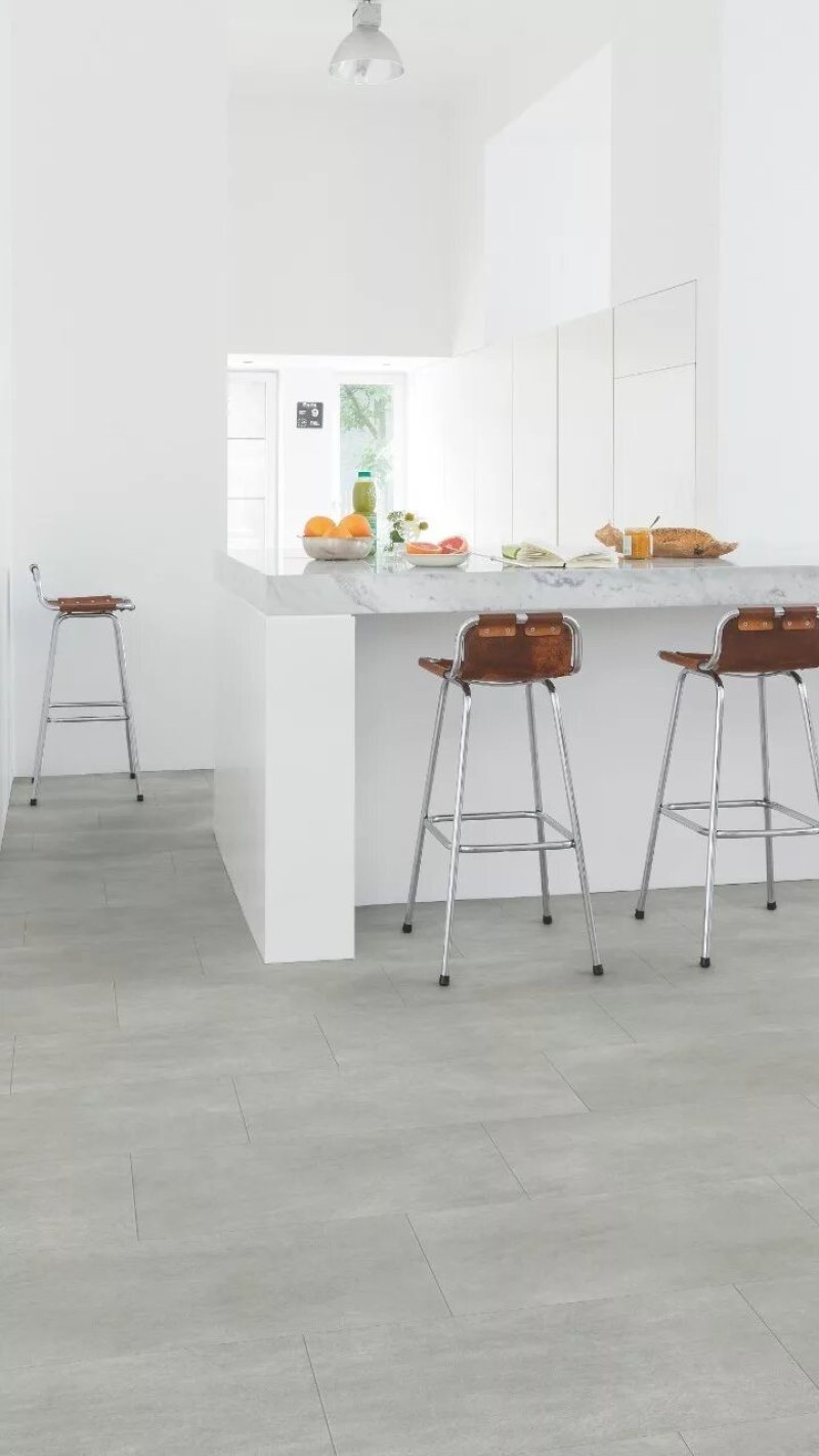 Плитка пвх quickstep бетон светлый коллекция ambient glue plus amgp40049