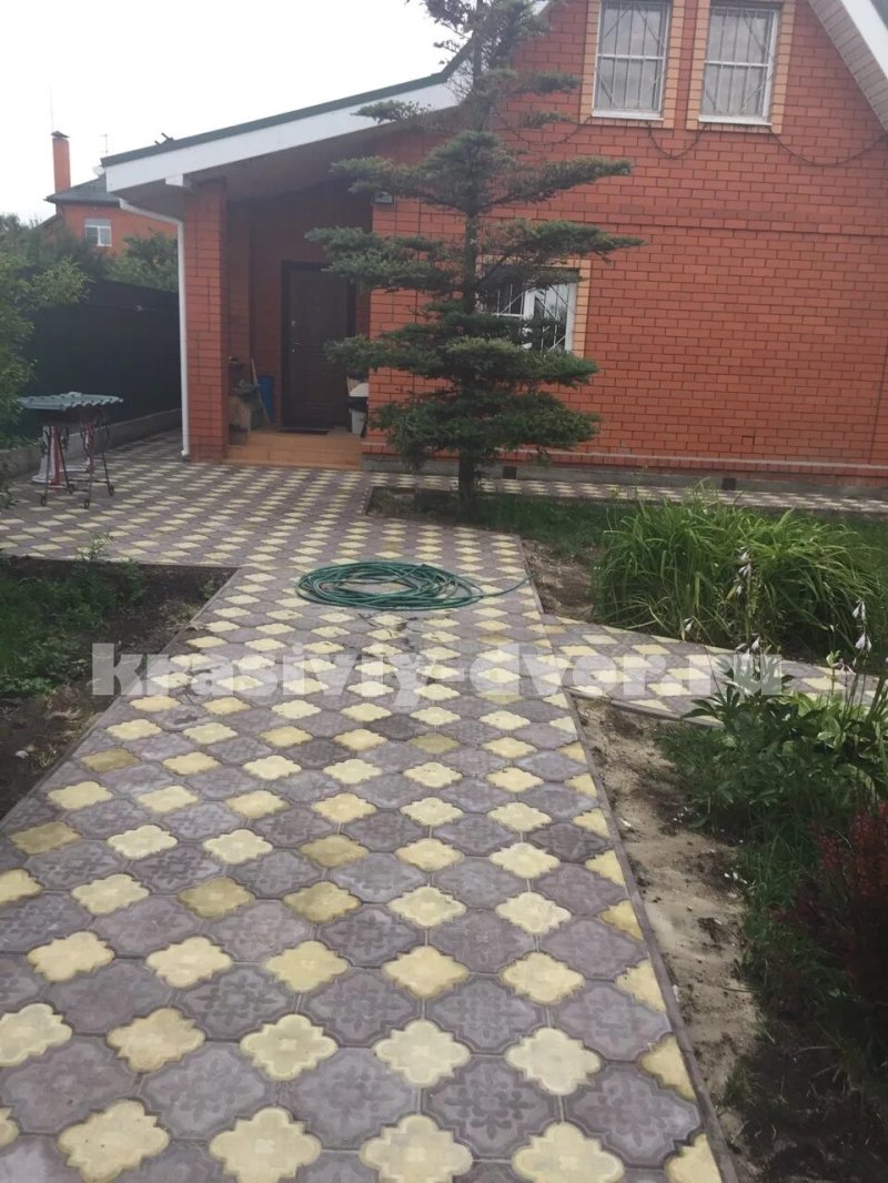 Тротуарная плитка во дворе частного дома