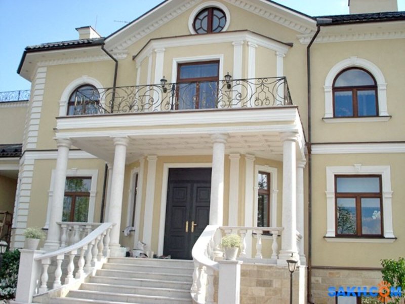 Фасад с колоннами