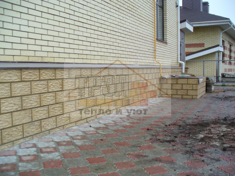 Отделка цоколя термопанелями