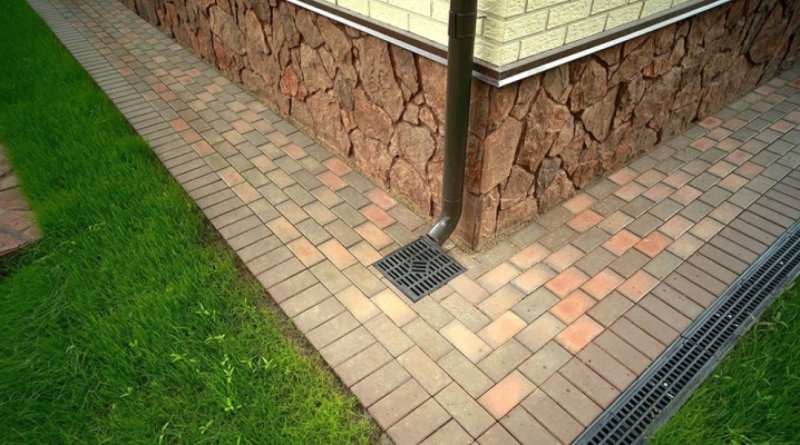 Отмостка вокруг дома из тротуарной плитки
