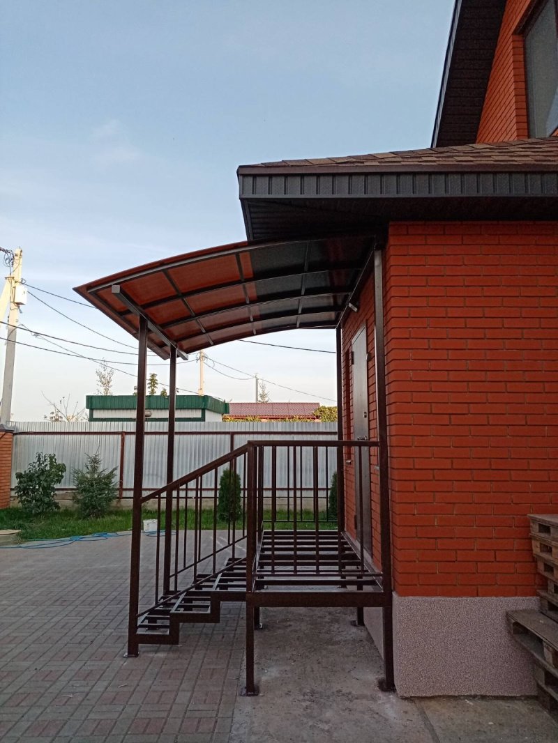 Крыльцо из поликарбоната для частного дома с навесом