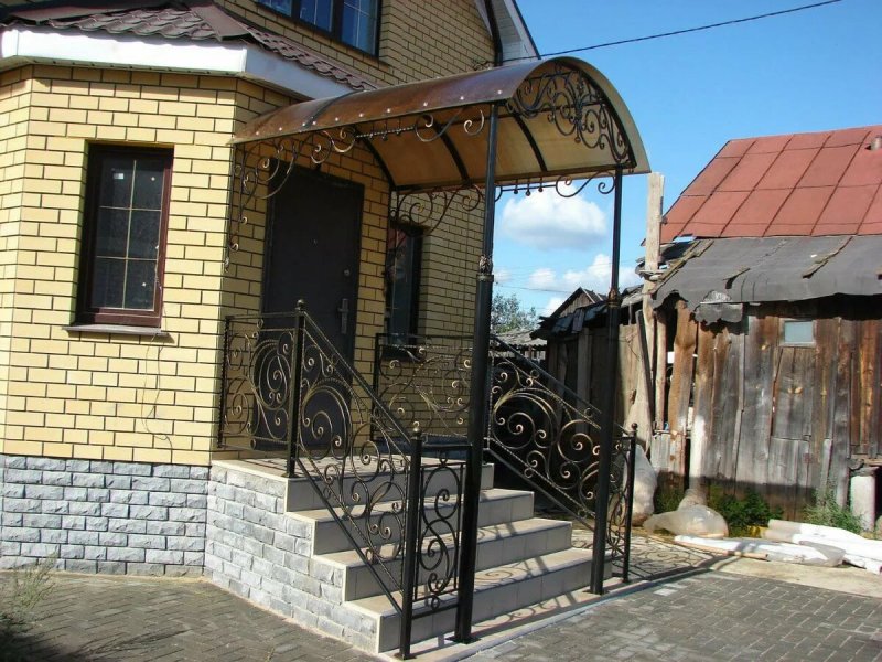 Навес над крыльцом с перилами