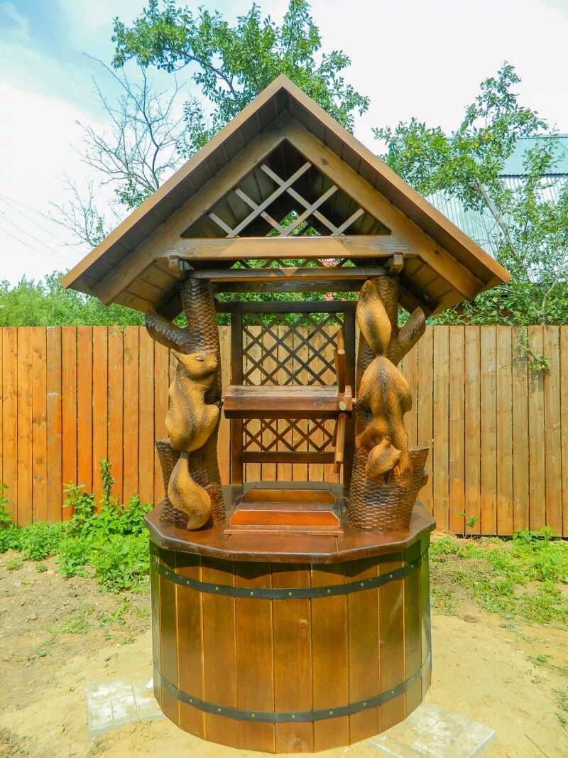 Резной колодец