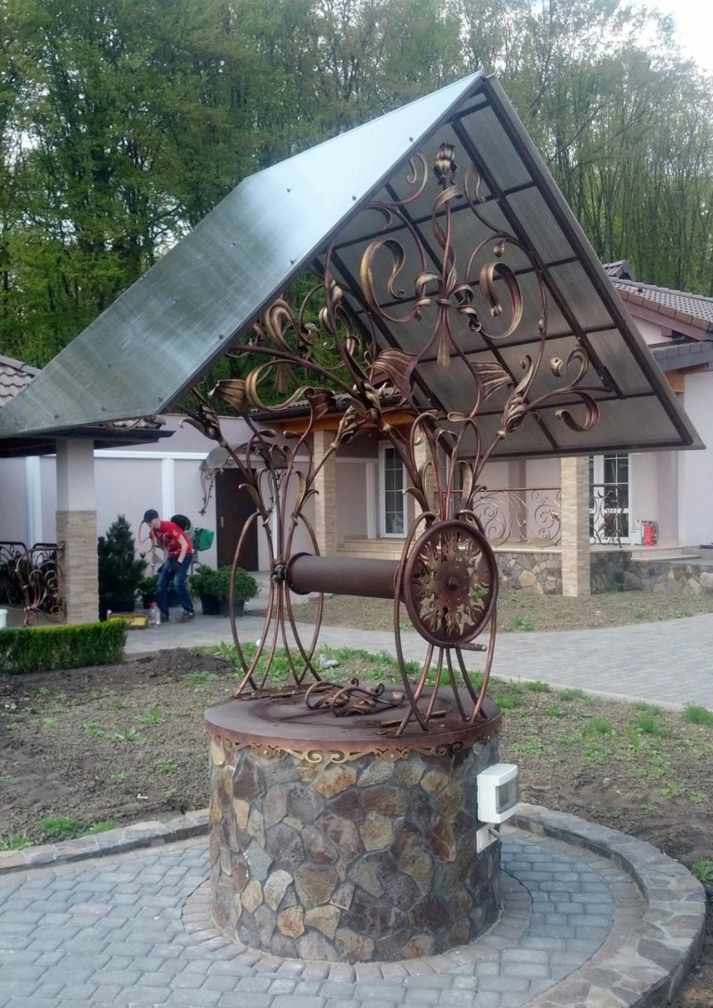 Домик для колодца из металла