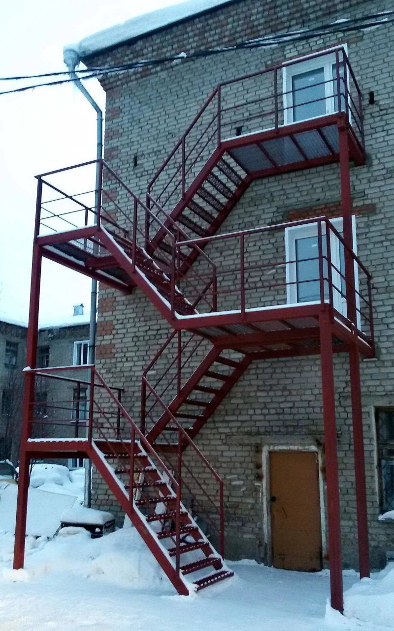 Пожарная эвакуационная лестница наружная